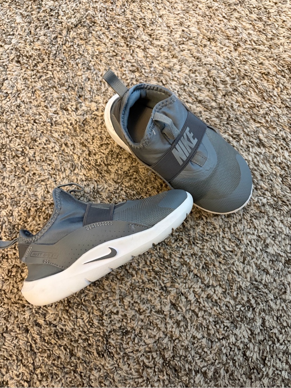 Nike Kids Gray Slip-On Athletic Sneakers with White Sole 10c flex 4